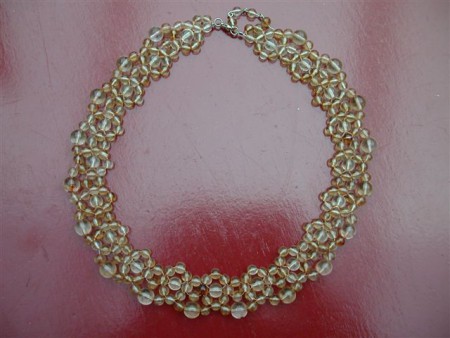 002 Te koop: 27,50 euro Gemaakt van glazen kralen