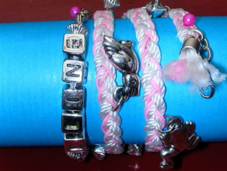 002 Gevlochten armband met bedeltjes en naam