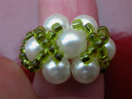 002 Ring van parels met groene rocailles