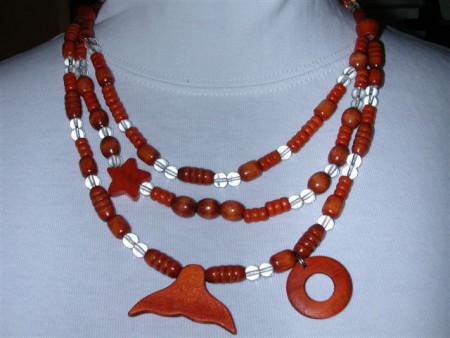 008 Te koop: 17,50 euro Gemaakt van hout- en glas kralen