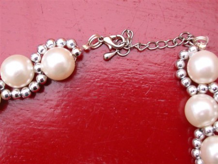 006 Te koop: 20 euro Gemaakt van kunststof parels