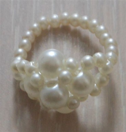 004 Ring van kunststof parels