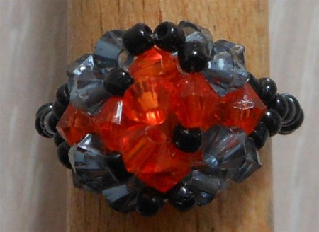 007 Ring van plastic kralen