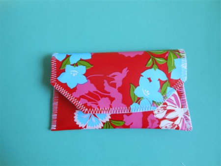 010 Te koop: 7 euro telefoontasje met vilt voor beeldschermpje. Buitenmaat 14 cm breed, 8 cm hoog.