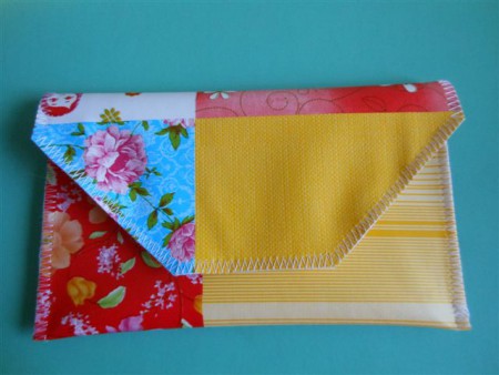 012 Te koop: 8 euro telefoontasje met vilt aan de binnenzijde voor het beeldschermpje. Buitenmaat:18 cm breed, 11 cm hoog.