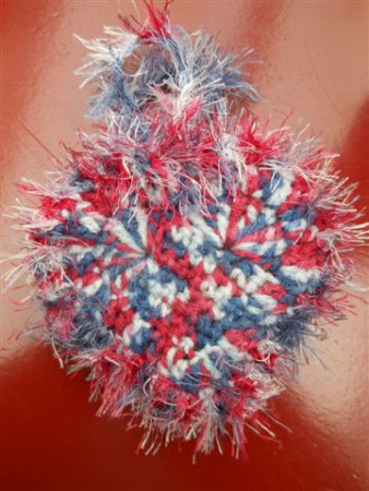 005 tasje in hartjesvorm in de kleur van het hondenjasje 006, om bijv. plastic zakjes in op te bergen.