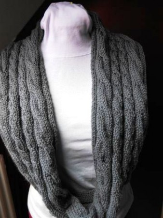 002 Snood-sjaal met 4 kabels, totale lengte 1.56 meter en 30 cm breed. Deze is gemaakt in opdracht. 