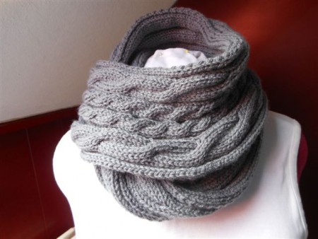 002 Snood-sjaal, totale lengte 1.56 meter en 30 cm breed. Deze is gemaakt in opdracht. In deze sjaal zijn 4 kabels verwerkt. 