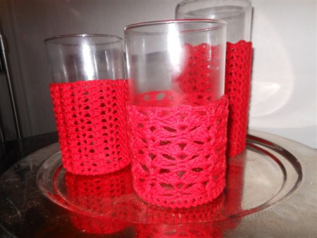 001 Vazen of potten omhaakt met katoen, de kleur rood is leuk voor de kerst. Een kaars erin, en je krijgt een mooi sfeerlicht. Ze zijn in allerlei kleuren, motieven en soorten garen te koop.