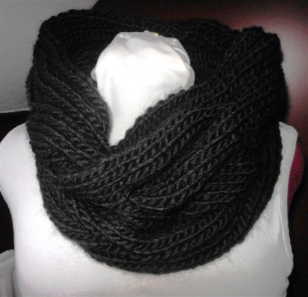 006 Ronde sjaal in opdracht gemaakt. Kleur zwart. Enkel te dragen. Totale lengte in het rond 76 cm, breedte 30 cm. De kabelsteek die erin verwerkt is zie je duidelijk op 003. 