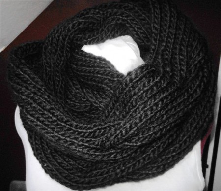 008 Snood-sjaal, totale lengte 1.56 meter en 30 cm breed. Deze is gemaakt in opdracht. De kabelsteek die erin verwerkt is zie je duidelijk op 003. Deze sjaal is dubbel gedragen.