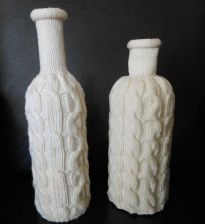 007 Flessen met een jasje. Rond gebreid met kabels. In elke gewenste kleur, maat en breisteken.