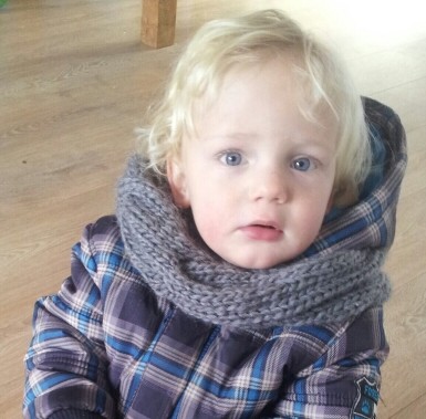 007 Kinder/Peuter Kol-sjaal in opdracht gemaakt. Dubbel gedragen. Geshowd door Mick. Lengte in het rond is 95 cm, breedte 15 cm. Is in meerdere lengtes en kleuren te maken. Prijs 15,00 euro.