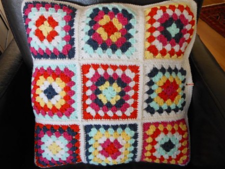 017 Kussenhoes (excl. binnenkussen) 27,50 euro van wol. Beide kanten zijn gehaakt.  Deze maat is 45x45 cm. Op bestelling te maken.