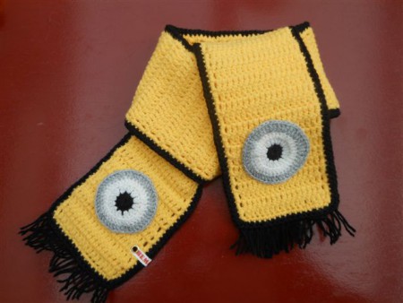 008 Minion sjaal in opdracht gemaakt . Lengte ong. 95 cm en 10 cm breed. Prijs 12,50 euro.