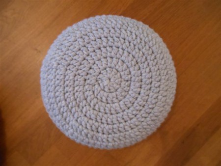 HT 031 Grof gehaakt kussen, zonder vulling  (evt, zelf aan te leveren) €20,-